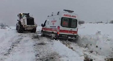 Hasta almaya giderken kara saplanan ambulansı ekipler kurtardı