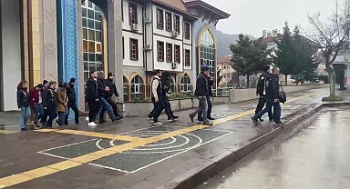 Hastaların fotoğraflarını kullanıp 10 milyon TL haksız yardım toplayan dolandırıcılar yakalandı