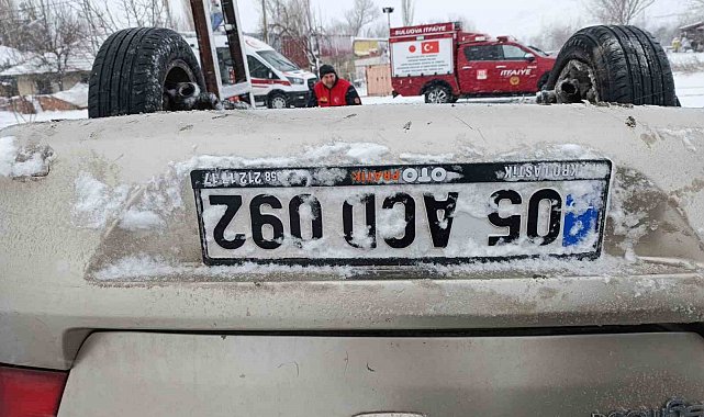 Hastane randevusuna giderken karlı yolda şarampole devrildiler: 3 yaralı