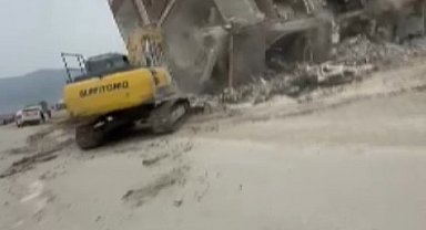 Hatay'da 5 katlı binanın yerle bir olma anı kamerada