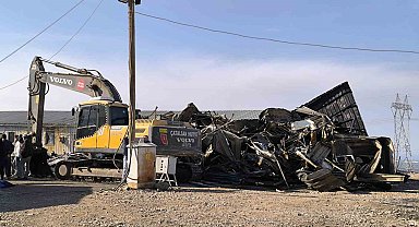 Hatay'da alevlere teslim olan konteyner yatakhane kullanılmaz hale geldi