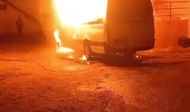 Hatay'da park halindeki minibüs alevlere teslim oldu