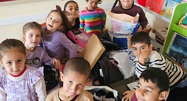 Hayırsever vatandaş öğrencilere hediyeler dağıttı