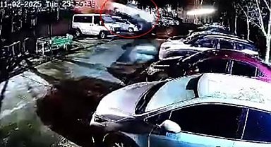 Hayrete düşüren kaza: Sitede park halindeki araçların üzerinden böyle uçtu