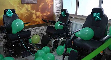 Hollandalı iş adamı il il geziyor, engelli bireylere elektrikli sandalye hediye ediyor