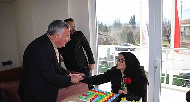 Honaz Belediye Başkanı Kepenek Sevgililer Gününde vatandaşlara çiçek hediye etti