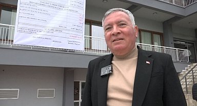 Honaz Belediyesi borcunun olmayışını belediye binasına astığı pankartla duyurdu