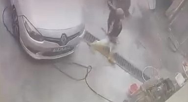 Hortumu elinden kaçırdı, araç yerine kendini yıkadı...Renkli anlar kamerada