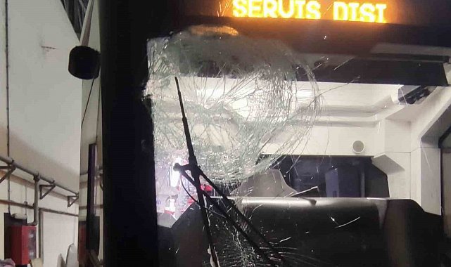 İçine taş sıkıştırılarak atılan kartopu, tramvayın camını kırdı