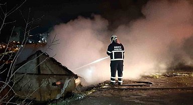 İki katlı ev alevlere teslim oldu