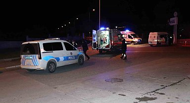 İki kişiyi bıçaklayıp arabalarıyla kaçtılar