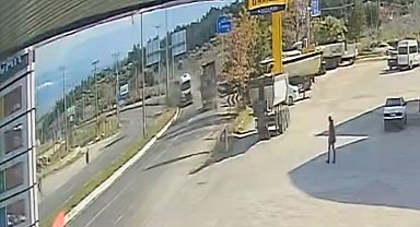 İki tırın kafa kafaya çarpıştığı kaza anı güvenlik kamerasında