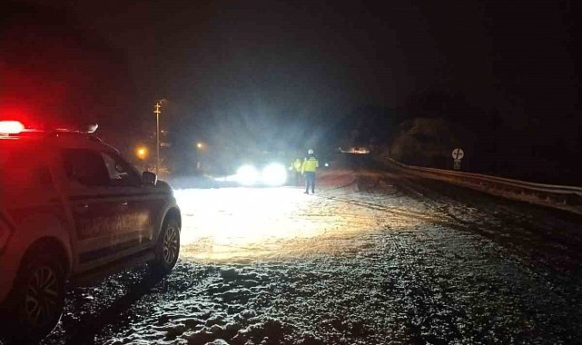 İnegöl-Domaniç karayolunda kar yağışı ve tipi zor anlar yaşattı
