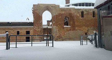 İshak Paşa Sarayı'nda kar temizleme çalışmaları sürüyor