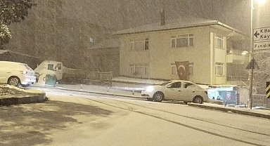 İstanbul haftanın son gününe karla uyandı