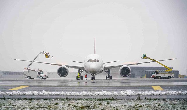 İstanbul Havalimanı'nda uçaklara buzlanmaya karşı "de-icing" işlemi uygulanıyor