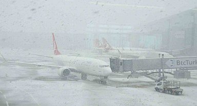 İstanbul Havalimanı'nda yoğun kar yağışı