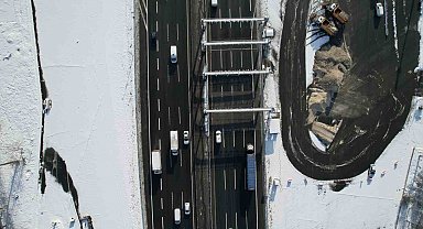 İstanbul'a kar yağdı yollar boş kaldı