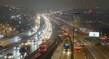 İstanbul'da ara tatilin ardından okulların açılmasıyla sabah trafik yoğunluğu oluştu
