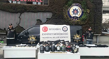 İstanbul'da çete operasyonlarında ele geçirilen silahlar ve motosikletler sergilendi