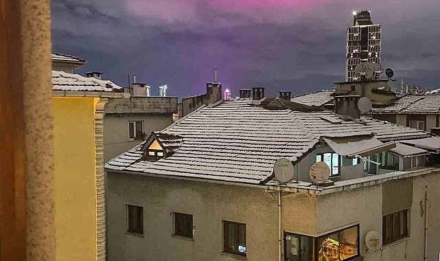 İstanbul'da gökyüzünde pembe bulut kümeleri görüldü