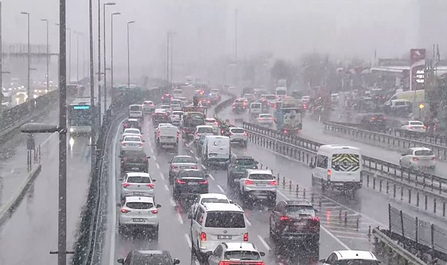 İstanbul'da kar yağışı etkisini artırdı, trafik durma noktasına geldi