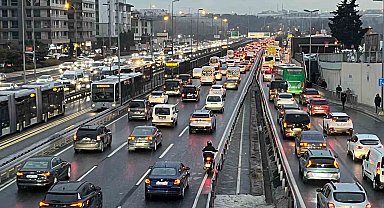 İstanbul'da kar yağışıyla birlikte trafik yoğunluğu yüzde 80'e ulaştı