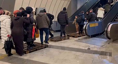 İstanbul'da metrobüs alt geçidi su bastı: Vatandaş suların içinde yürümek zorunda kaldı