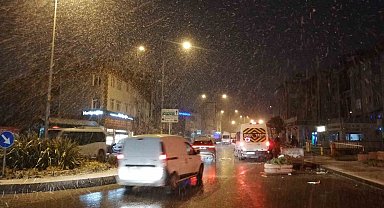 İstanbul'da sabahın erken saatlerinde kar yağışı etkili oldu