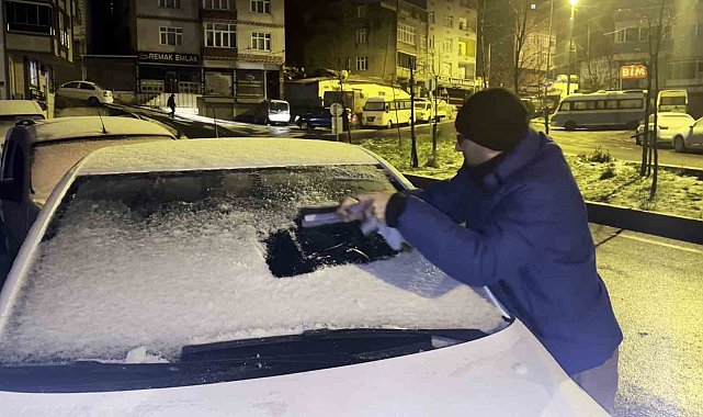İstanbul'da soğuk hava etkili oluyor: Araç camları buz tuttu