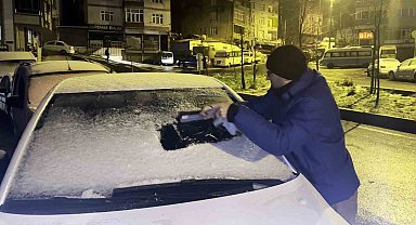 İstanbul'da soğuk hava etkili oluyor: Araç camları buz tuttu