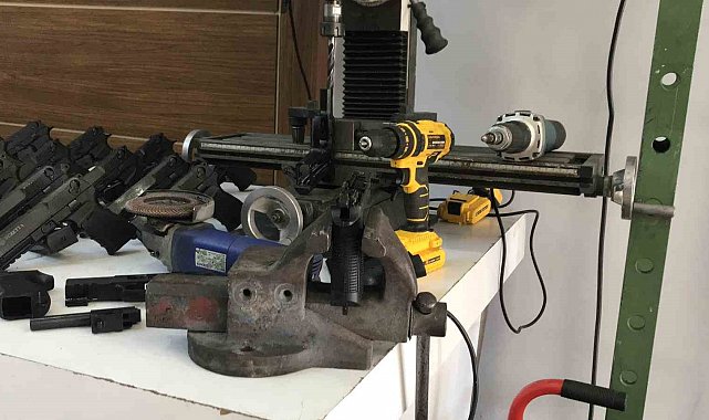 İstanbul'da suç örgütlerine silah temin eden çeteye operasyon: 3 gözaltı