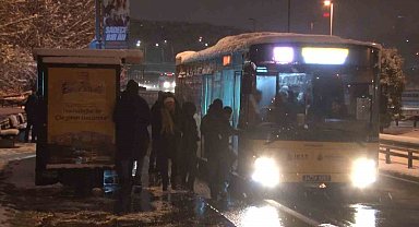 İstanbul'da vatandaşlar kar yağışı altında işlerine gitmek için yola düştü