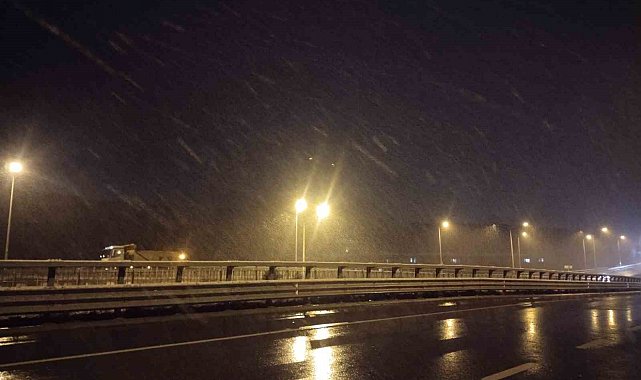 İstanbul'da yüksek kesimlerde kar yağışı etkili oluyor