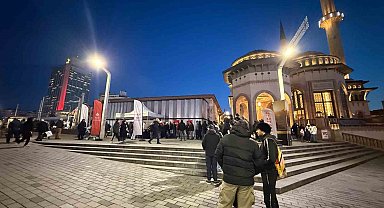 İstanbul'un sembol camilerinde, vatandaşlara salep ve kandil simidi ikramı