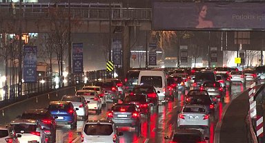 İstanbullular haftaya yoğun trafikle başladı