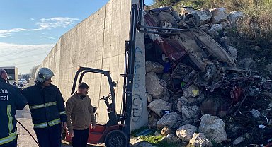 İstinat duvarına çarpan Tofaş hurdaya döndü, araçta sıkışan genç güçlükle kurtarıldı