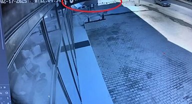 İstinat duvarına çarpıp dereye düşen kamyonetin düşme anı kameralarda