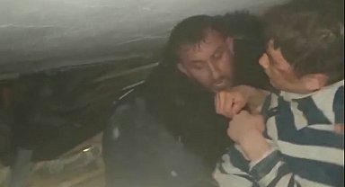 İtfaiyeci baba enkaz altındaki oğluna "Sen bekle" dedi, önce başkalarını kurtardı