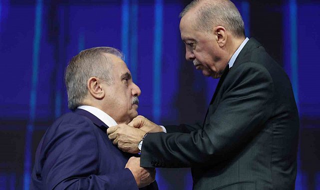 İYİ Parti'den istifa eden İstanbul Milletvekili Mehmet Salim Ensarioğlu, AK Parti'ye katıldı.