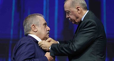 İYİ Parti'den istifa eden İstanbul Milletvekili Mehmet Salim Ensarioğlu, AK Parti'ye katıldı.