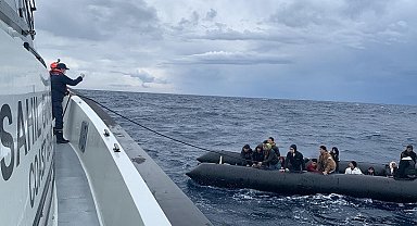 İzmir açıklarında ölüme sürüklenen 24 göçmen kurtarıldı