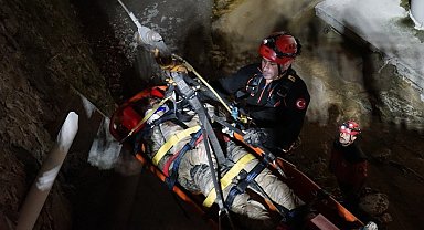 İzmir'de dereye düşen vatandaş kurtarıldı
