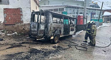 İznik'te park halindeki minibüs alev alev yandı