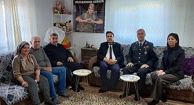 Jandarma ekipleri şehit ailelerini yalnız bırakmıyor