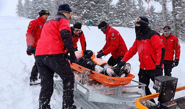 Jandarma ve itfaiye ekiplerinden karda arama ve kurtarma tatbikatı