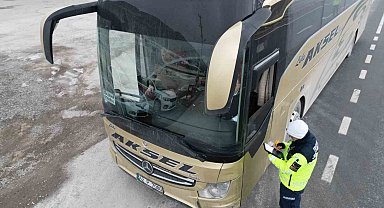 Jandarma yolcu gibi bindiği otobüsü denetledi