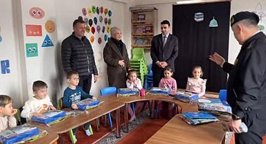 Jandarmadan miniklere hediye