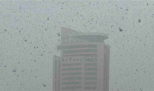 Kadıköy'de kar yağışı etkili oluyor