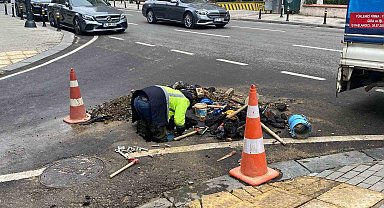 Kadıköy'de su borusu patladı, tazyikli su metrelerce yükseğe fışkırdı
